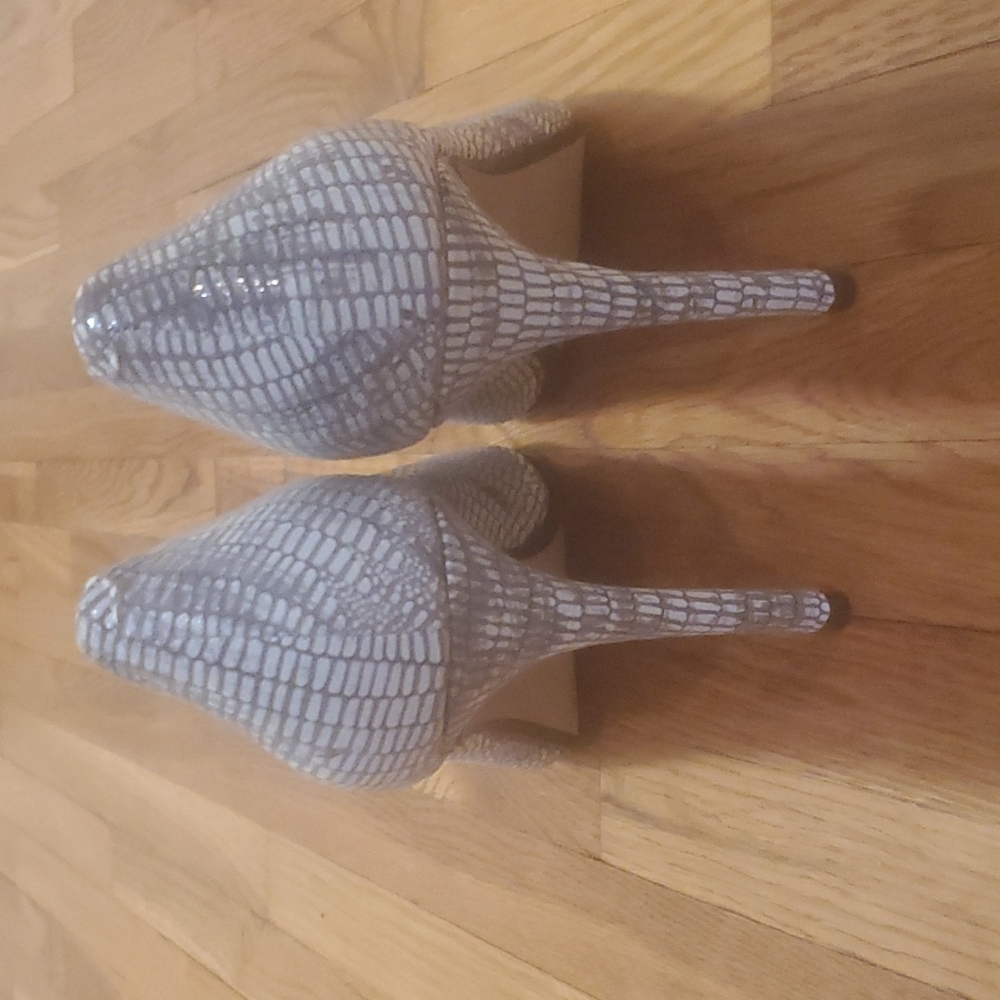 Heels - Picture 2 of 3